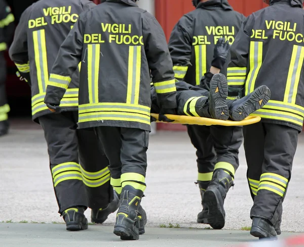 Vicenza Italia Mayo 2018 Camilleros Italianos Transportan Bomberos Heridos Camilla — Foto de Stock