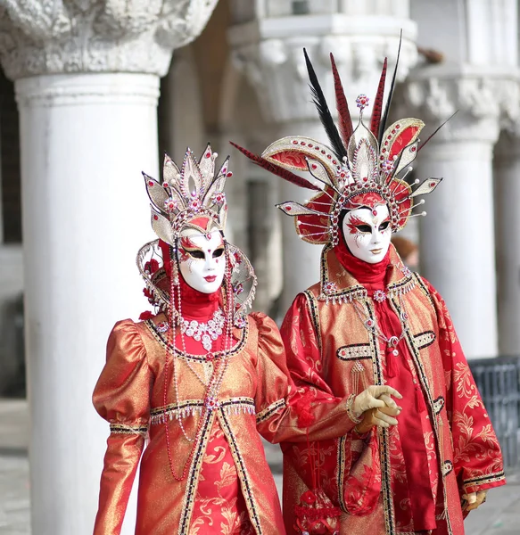 意大利维威尼斯 2018年2月5日 在圣马克广场举行的威尼斯狂欢节上 一男一女戴着巨大的面具 — 图库照片