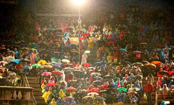 Verona Italy May 2017 Many People Raincoat Umbrellas Storm Waiting — Stock Photo, Image