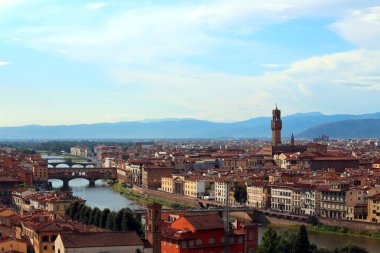 Panoramik Floransa İtalya wirth Arno Nehri ve eski tower Palace