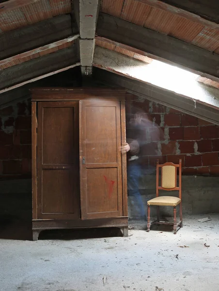 Přízračný Duch Nedaleko Staré Dřevěné Skříně Rozlámané Židle Zaprášené Půdě — Stock fotografie