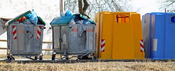 Mülltonnen Voller Müllsäcke Wegen Streik Bei Müllabfuhr Und Anderen Recyclinghöfen — Stockfoto