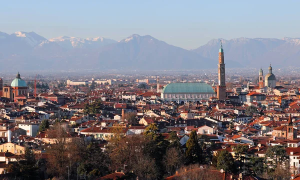 北イタリアのヴィチェンツァ市と古代の時計塔とバジリカ パラディアナと呼ばれる有名な記念碑 — ストック写真