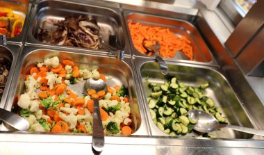 Çok çiğ ve pişmiş gıdalar ile içinde bir self servis restoran