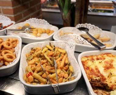 Çok çiğ ve pişmiş gıdalar ile içinde bir self servis restoran