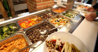 Çok çiğ ve pişmiş gıdalar ile içinde bir self servis restoran