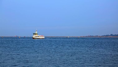 Vaporetto Adriyatik Denizi adası Venedik İtalya turist getirmek için furrows