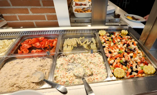 Zelfbediening Restaurant Met Olivier Voedsel Vis Salade Meer Voedsel — Stockfoto