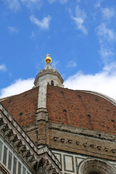 建築家ブルネレスキによって設計された大聖堂の巨大なドームと上素晴らしい黄金球 日イタリアのフィレンツェで地面に落ちた — ストック写真