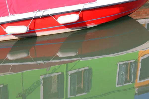 Відображення Червоний Човен Водний Шлях Будинках Зеленого Кольору Острів Burano — стокове фото