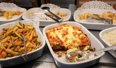 Çok çiğ ve pişmiş gıdalar ile içinde bir self servis restoran