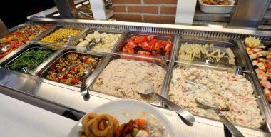 Çok çiğ ve pişmiş gıdalar ile içinde bir self servis restoran
