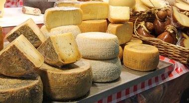 Pecorino peyniri ve daha fazla İtalyan gıdalar yerel pazarda Satılık