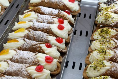 Sicilya İtalya Satılık birçok tipik hamur işleri Sicilya Cannoli içinde İtalyan dili denir.