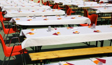 birçok masa ve sandalyeler dışında köy parti sırasında