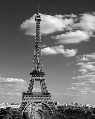 Fransa Paris'te Eyfel Kulesi Tour Eiffel sembolü siyah beyaz çok bulutlu