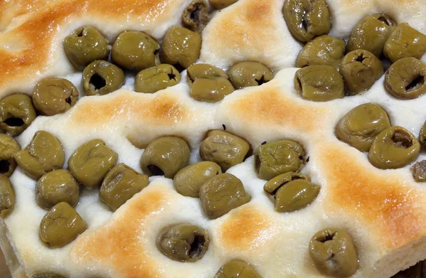 比萨饼与橄榄的宏观称为 Focaccia 在意大利语 — 图库照片