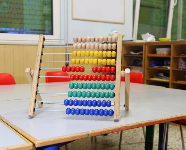 Belsejében Egy Osztályteremben Kingergarten Abacus Asztal Kis Piros Székek — Stock Fotó