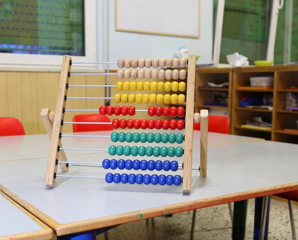 Dentro Aula Kingergarten Con Ábaco Mesa Pequeñas Sillas Rojas —  Fotos de Stock