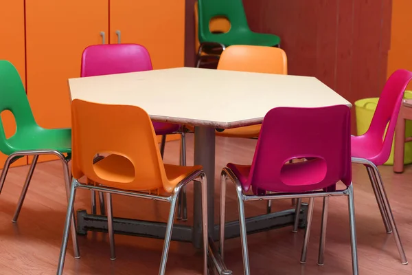 Mesa Com Cadeiras Coloridas Sala Aula Jardim Infância Sem Crianças — Fotografia de Stock