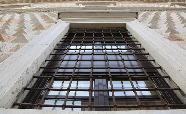 Großes Fenster Mit Gitter Palazzo Diamanti Ferrara Stadt Mittelitalien — Stockfoto