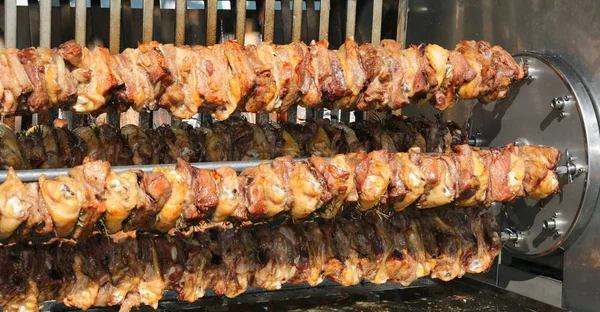 Grote Spit Met Kip Varkensvlees Vlees Gekookt Brander Tijdens Het — Stockfoto
