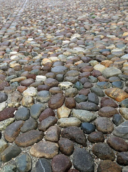 用鹅卵石和石头建造的古老道路 — 图库照片