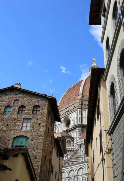 Cúpula Del Duomo Ciudad Florencia Entre Las Casas Del Centro —  Fotos de Stock