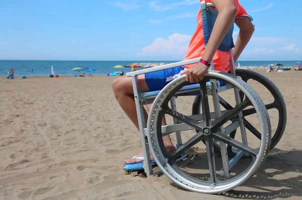 Küçük Çocuğa Tekerlekli Sandalye Resort Yaz Aylarında Sahilde — Stok fotoğraf