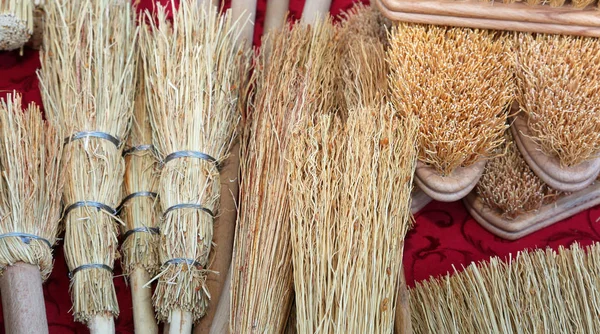 Muitas Escovas Artesanais Vassouras Feitas Sorgo Para Venda Feira Artesanato — Fotografia de Stock