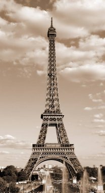 Etkisi ile bulutlar Fransa Paris'te Eyfel Kulesi sembolünde sepya tonlu