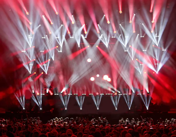 Mnóstwo Światła Sceny Podczas Koncertu Rock Żywo — Zdjęcie stockowe
