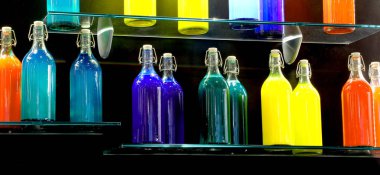 çok renkli cam şişe etiketsiz bar raf