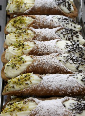 Güney İtalya Sicilya bölgesinin birçok tipik hamur işleri Sicilya Cannoli içinde İtalyan dili denir.