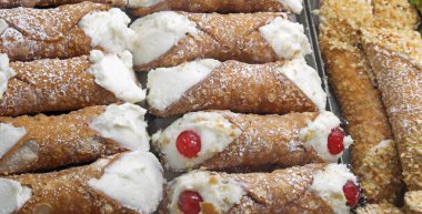 arka plan kırmızı kiraz pasta ile doldurulmuş hamur içinde İtalyanca dil Cannoli Siciliani aradı. Sicilya geleneğin tipik tatlılar olduklarını