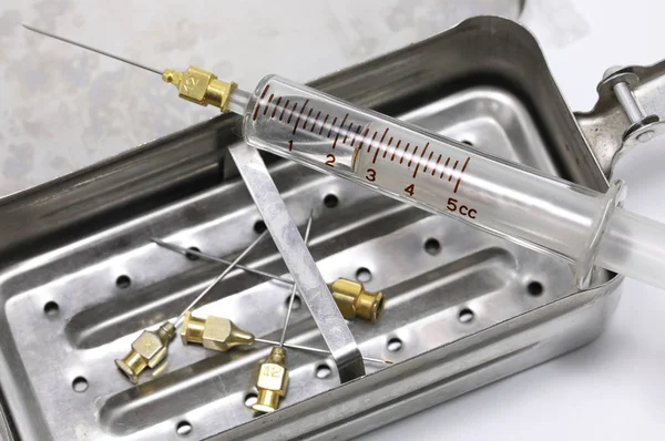 金属ケースとガラス素材のカウンとビンテージの注射器 — ストック写真