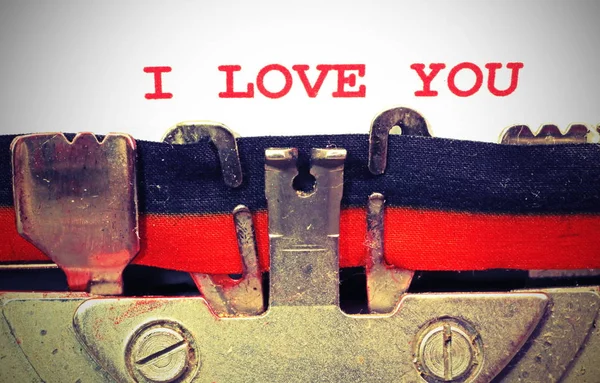 Tekst Maszynie Pisania Love You Czerwonym Atramentem Vintage Efekt Stonowanych — Zdjęcie stockowe