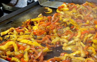 bir ülke fuarında plaka üzerinde birçok biber ızgara