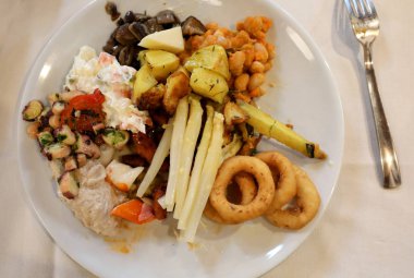 birçok sebze soğan halkaları ve kuşkonmaz restoranda yemek