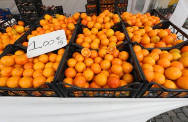 etiket fiyatıyla satışa süpermarket olgun portakal dolu kutular