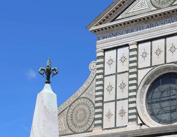 ユリは イタリアのフィレンツェ市とバック グラウンドで聖マリア ノヴェッラ教会のシンボル — ストック写真