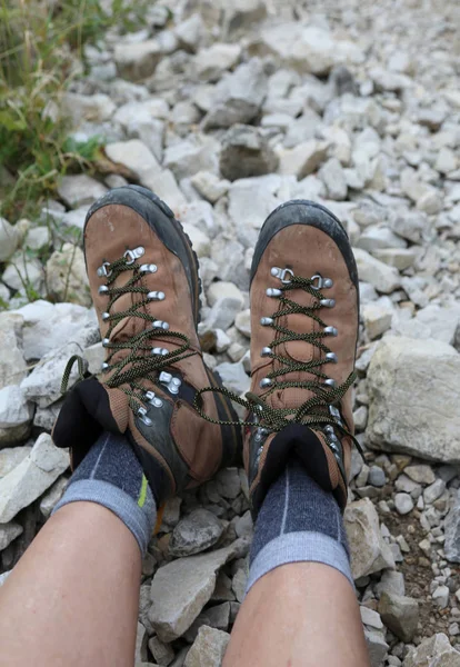 Botas Caminhante Cansado Enquanto Descansa Após Caminhada Nas Montanhas — Fotografia de Stock