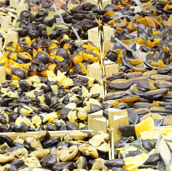 Mandariner Och Kiwi Fikon Apelsiner Täckt Med Mörk Choklad Gastronomisk — Stockfoto
