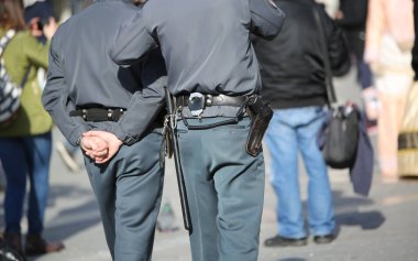 İki polis üniforması ve şehrin kelepçe ile