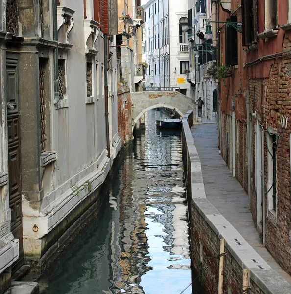 Estrecha Vía Navegable Venecia Italia Las Casas —  Fotos de Stock