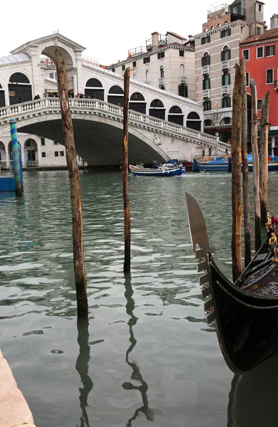 Antike Rialto Brücke Und Eine Gondel Wasser Des Großen Kanals — Stockfoto