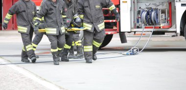 Roma, Rm, İtalya - 10 Mayıs 2018: İtalyan sıhhiyecileri de itfaiyeciler yaralı bir sedye üzerinde pratik yol kenarı kurtarma egzersiz sırasında taşıma