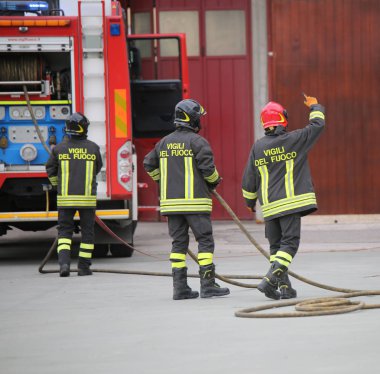 Vicenza, VI, İtalya - 10 Mayıs 2018: üç İtalyan itfaiye ve yangın kamyon itfaiyeciler İtalyan dilinde bir pratik egzersiz sırasında demek üniforma ve metin Vigili del fuoco ile