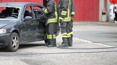 Vicenza, VI, İtalya - 10 Mayıs 2018: İtalyan itfaiyeciler yaralı arabadaki yol kazadan sonra ücretsiz için makası kullanın