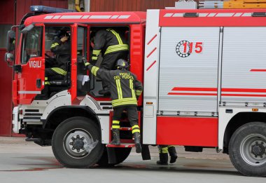Roma, Rm, İtalya - 10 Mayıs 2018: üniforma ile kamyon ve İtalyan itfaiye yangın tatbikatı sırasında ateş. 115 İtalyan itfaiyeci telefon numarasıdır